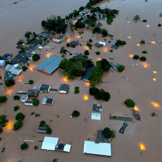 Драматични наводнения в Бразилия, спасяват хора от покриви на сгради (СНИМКИ и ВИДЕО)
