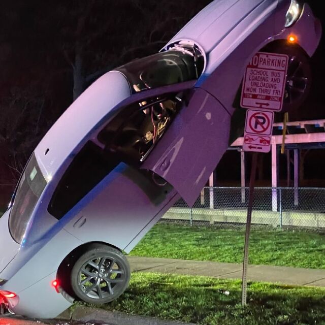 Пияна жена приземи вертикално колата си върху знак "Паркирането забранено" (СНИМКИ)