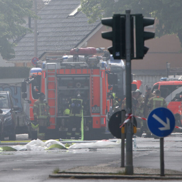 Внимание – токсичен дим: Голям пожар избухна във фабрика с химикали в Берлин (ВИДЕО и СНИМКИ)