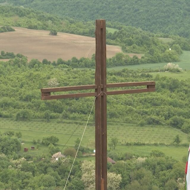  В името на вярата: Издигнаха 6-метров кръст над село в Северозапада 