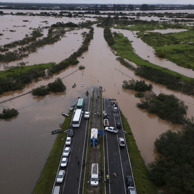  Най-тежките от 80 година наводнения: Над 40 са жертвите в Бразилия, десетки са в неопределеност (ВИДЕО И СНИМКИ) 