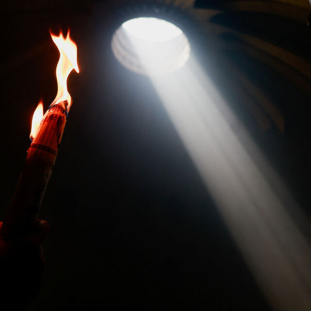  Благодатният огън се спусна в храма над Божи гроб в Йерусалим (ВИДЕО И СНИМКИ) 