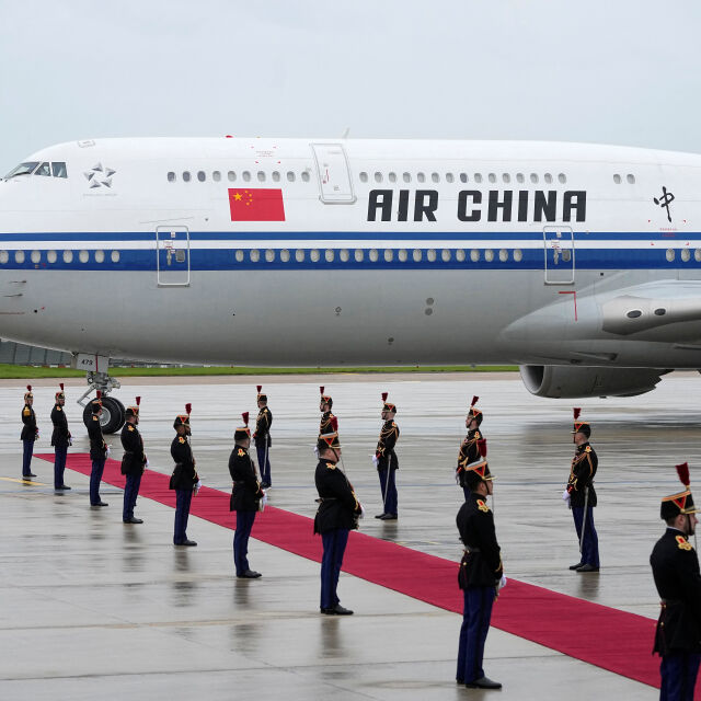 Китайският президент Си Дзинпин пристигна в Париж, среща се с Макрон и Фон дер Лайен