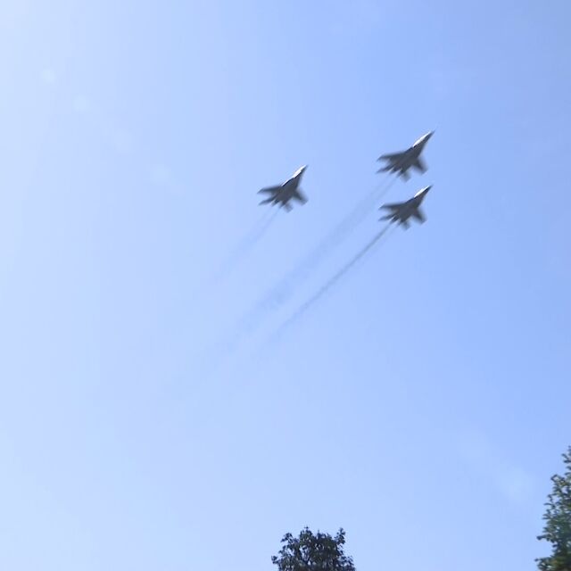 На 250 м височина с 600 км/ч: Изтребители МиГ-29 прелетяха над София (ВИДЕО)