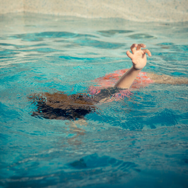  Жена се хвърли с трите си дребни деца в река 