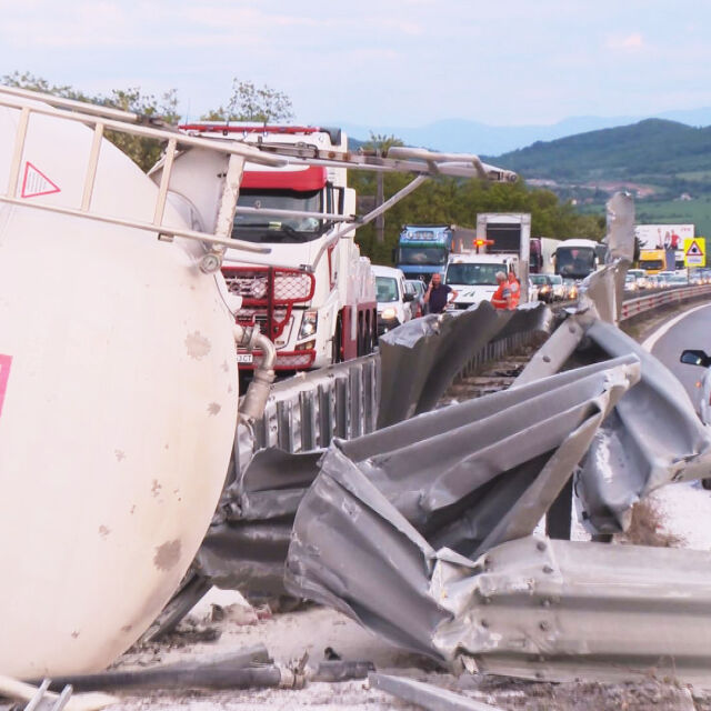 Камион катастрофира и скъса мантинела на АМ „Тракия“ (ВИДЕО)