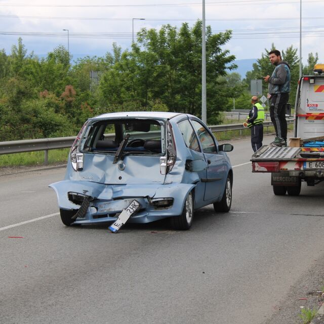  Товарен автомобил удари кола на Е-79 край Благоевград (СНИМКИ) 