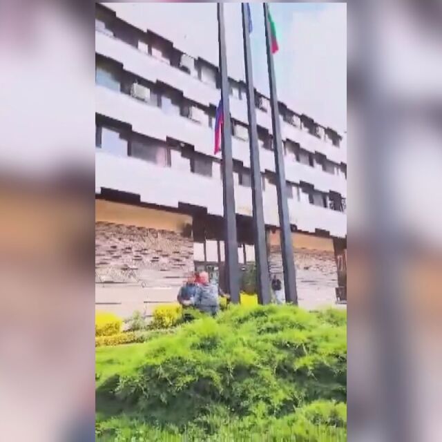 Кметът на Дупница издигна руското знаме, местен политик се опита да го свали