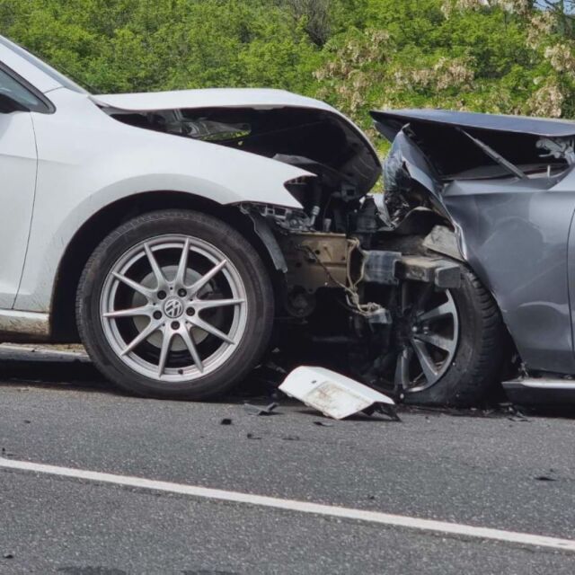  Заради погрешно изпреварване: Удар сред три коли рани петима преди Маказа 