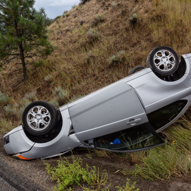  Автомобил излезе от пътя и падна от 40 метра край Златоград 