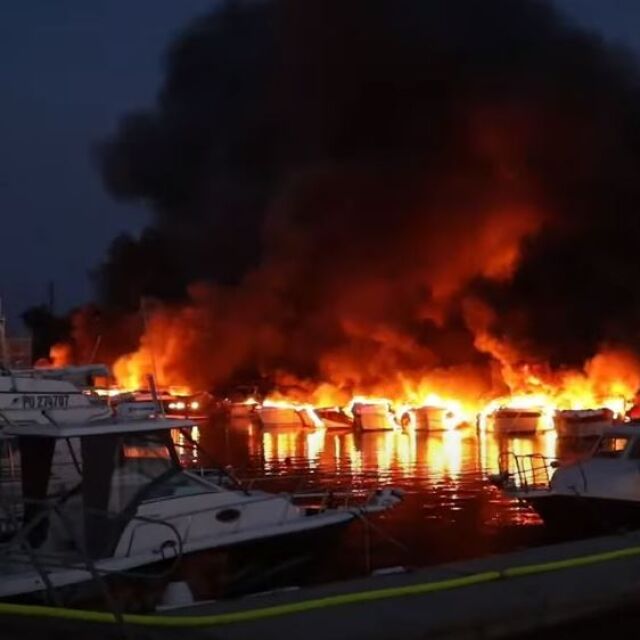  Морето е в заплаха: 30 яхти изгоряха на пристанище в Хърватия (СНИМКИ и ВИДЕО) 