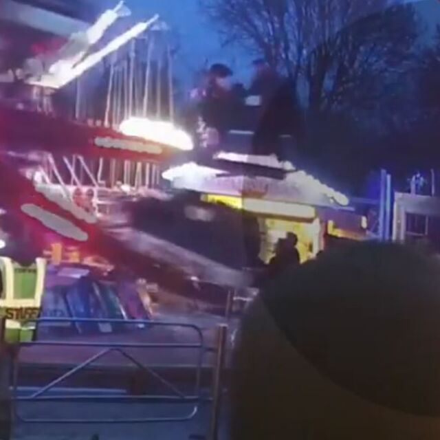  Шокиращият миг, в който майка е хвърлена от влакче в увеселителен парк (ВИДЕО) 