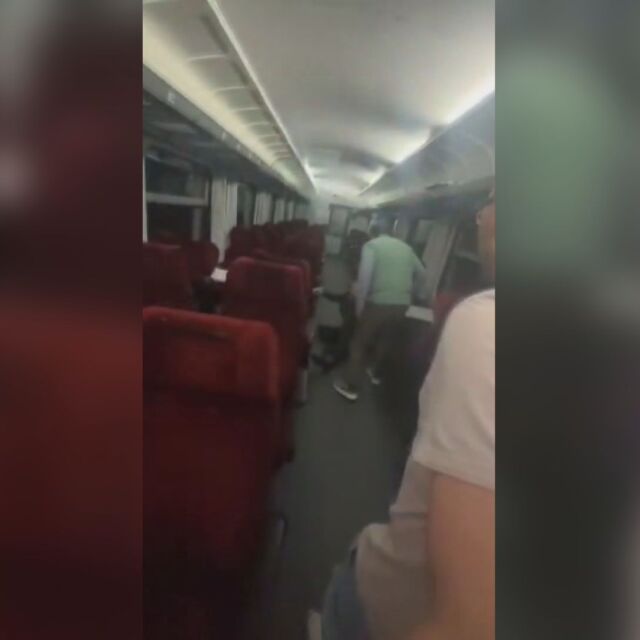  Агресия във влака: Разярен пасажер атакува кондуктор 