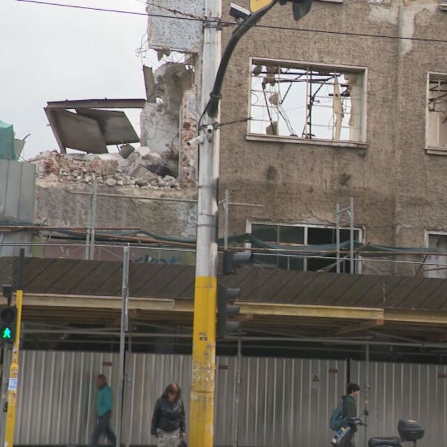  Опасно разрушение на постройка в центъра на София: Отломки от нея едвам не удрят хора 