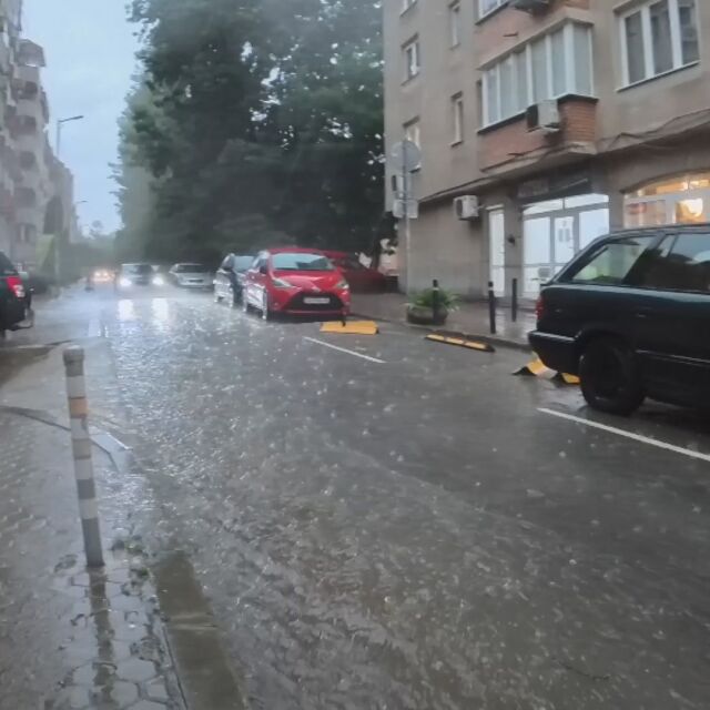  Майка с щерка са били евакуирани при бурята в София (ГАЛЕРИЯ) 
