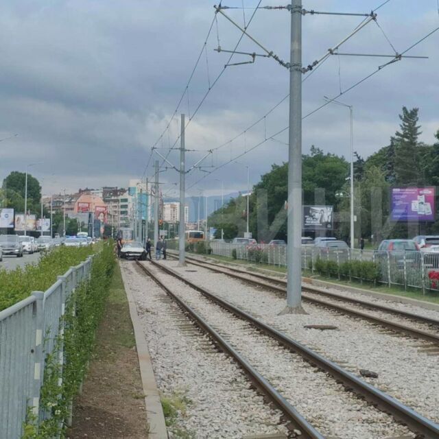 Кола върху релсите на бул. "България" в София спря движението на трамваите (ВИДЕО)
