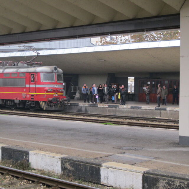 1000 души протестираха в Горна Оряховица - там минават 80% от спрените влакове 