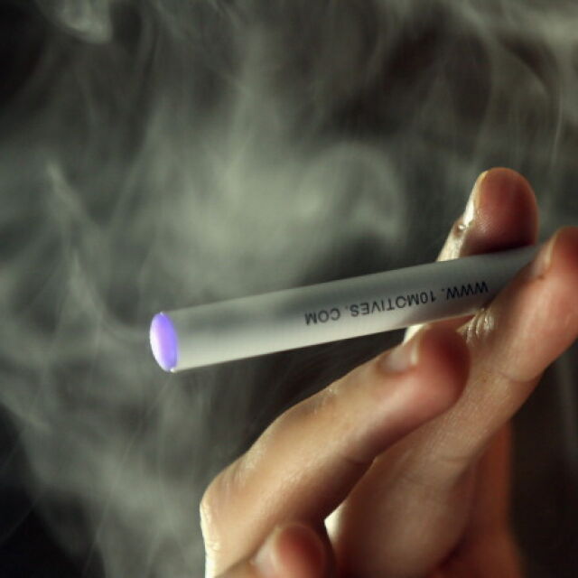 Употребата на електронни цигари води до риск от инсулт 