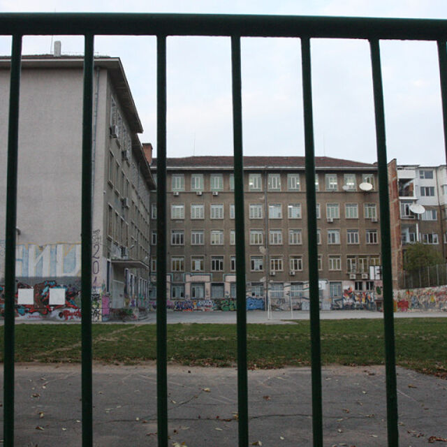 Пиян родител нападна охранител на училище с брадва в Новозагорско