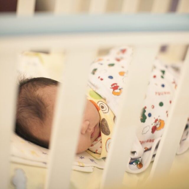 Акушерка е пребила бебето в болницата в София