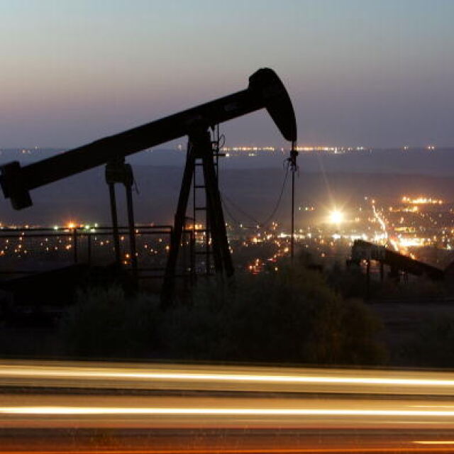 Цената на суровия петрол на борсата падна с 47% от началото на март