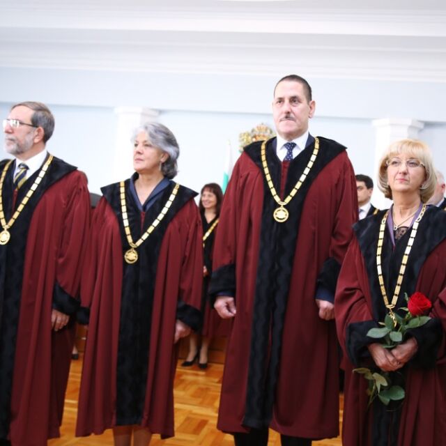 Новите конституционни съдии (СНИМКИ)