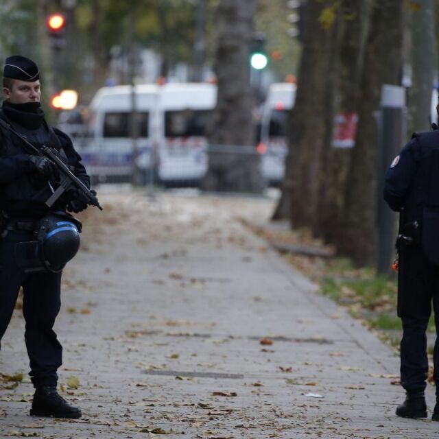Френските служби за сигурност откриха кола, вероятно свързана с атентатите
