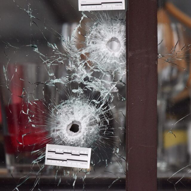 Намериха автомати "Калашников" в изоставената от терористите кола в Париж