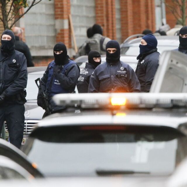 Мъж с мачете нападна полицаи в белгийския град Шарлероа