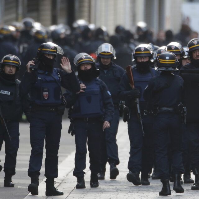 Желаещите да бранят Франция нараснаха в пъти след атентатите