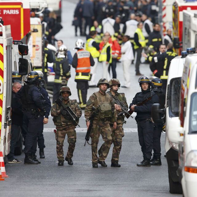 Престрелки при спецакция в парижко предградие, двама терористи са убити (СНИМКИ И ВИДЕО)