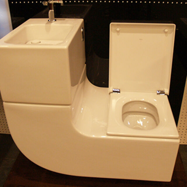 Тоалетна без вътрешен ръб и казанче, което ползва водата от мивката