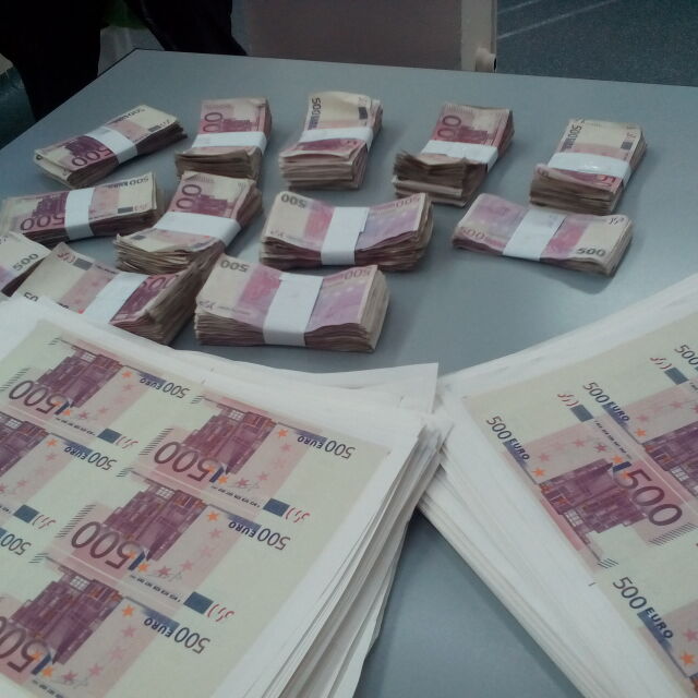Откриха над 13 млн. фалшиви евро в язовир край Първомай (СНИМКИ)