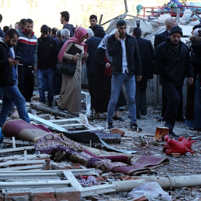 Най-малко девет души загинаха, а около 100 са ранени след мощна експлозия в Диарбекир