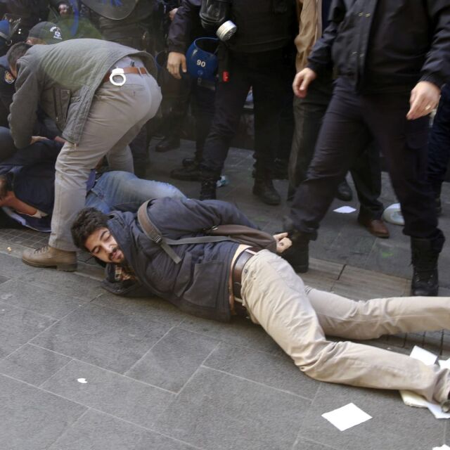 Сблъсъци между турската полиция и протестиращи срещу арестите на депутати