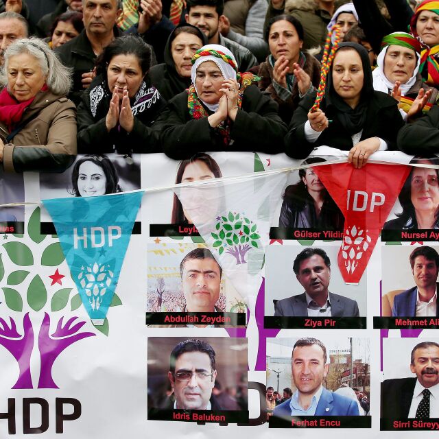 Размирици в Турция: Използваха водни струи и сълзотворен газ срещу протестиращи (ОБНОВЕНА)