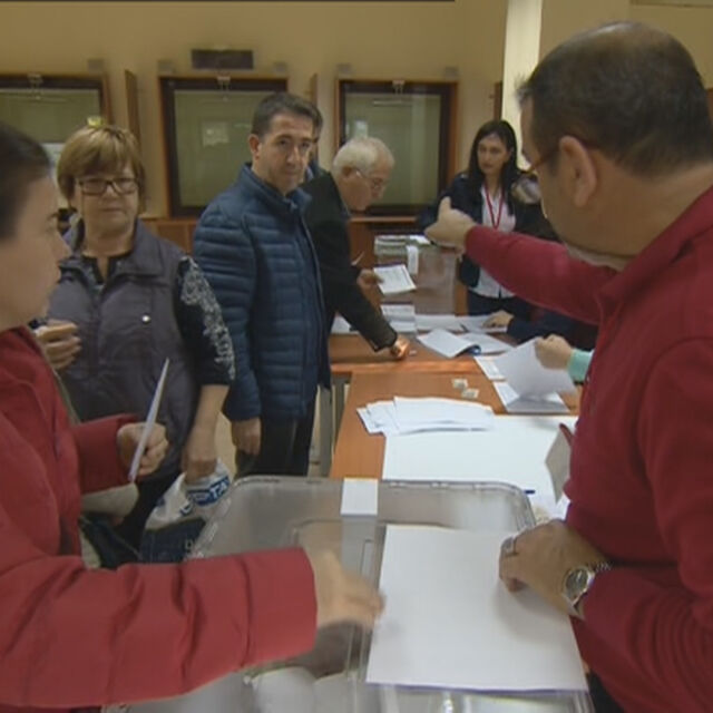 Български избиратели говорят на турски в секция в Бурса