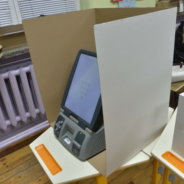 ЦИК: Машинното гласуване във Велико Търново е преустановено 