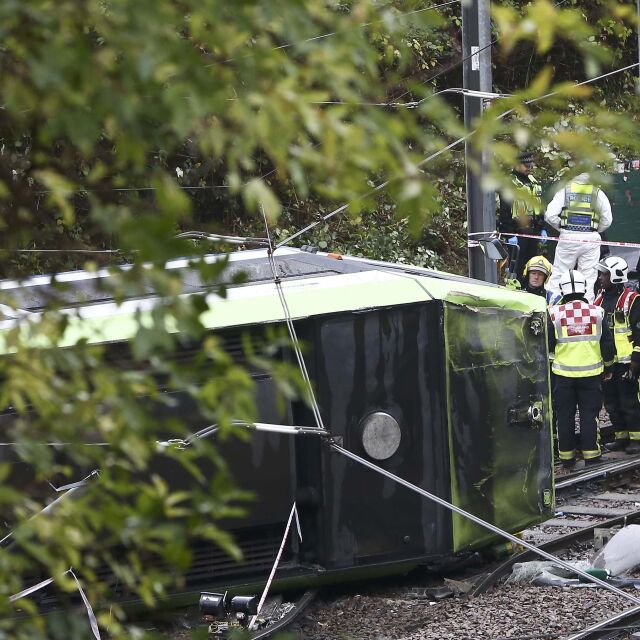 Трамвай се обърна в Лондон, 7 души загинаха