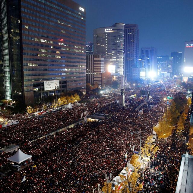 Стотици хиляди протестираха в Сеул срещу президента (СНИМКИ)