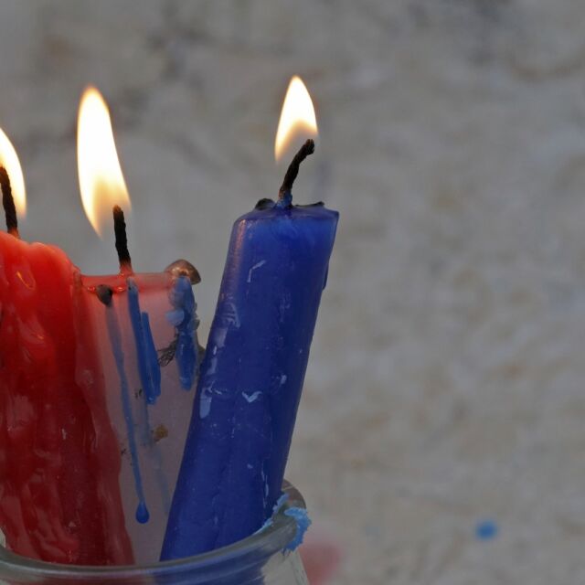 Фенери, балони, паметни плочи и свещи – Париж си спомни за жертвите на атентатите
