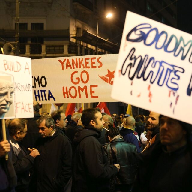 Гръцки радикали се биха с полицията заради Обама (СНИМКИ И ВИДЕО)