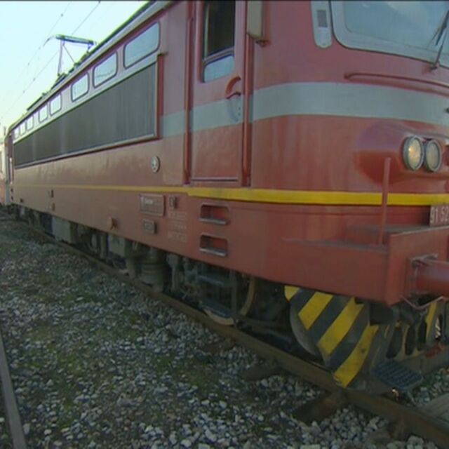 Локомотивът на бързия влак от Бургас за София се запали