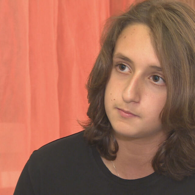 14-годишно момче си пуска коса, за да я дари на онкоболни