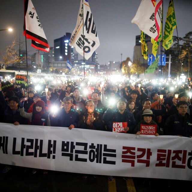 Масови протести в Южна Корея срещу президента (СНИМКИ)