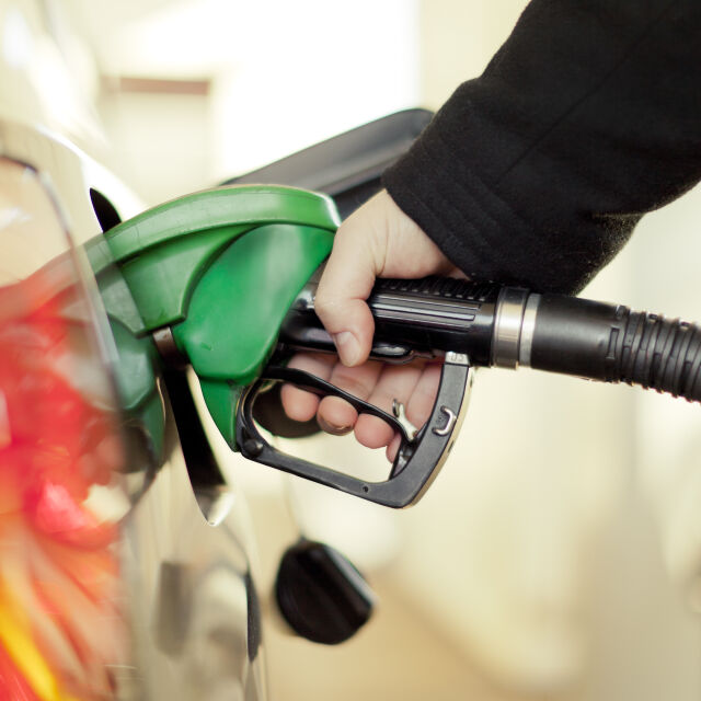 Цената на бензина: Ще надмине ли 3 лв./литър в навечерието на великденското пътуване?