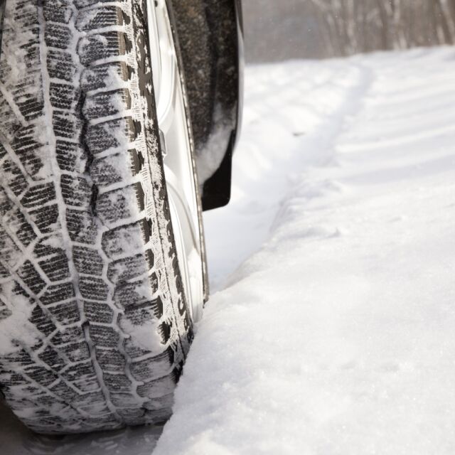 От 15 ноември до 1 март – със зимни гуми или гуми с протектор поне 4 мм