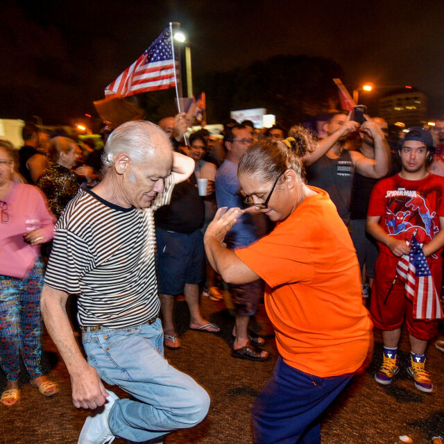 Кубинци празнуваха в Маями новината за смъртта на Кастро