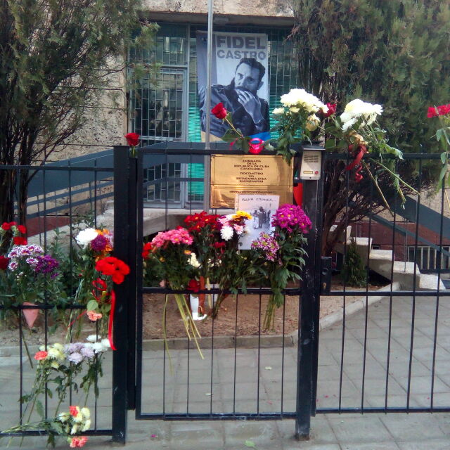 Столичани почетоха паметта на Фидел Кастро с цветя пред кубинското посолство  