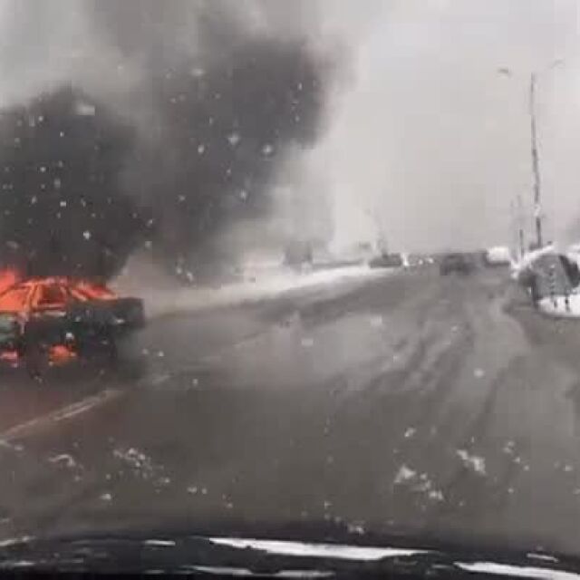 Автомобил се запали в столицата (ВИДЕО)